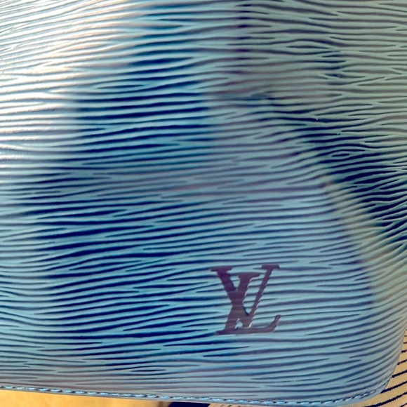 Like new authentic Louis Vuitton blue epi Petit Noe shoulder bag - Picture 6 of 12